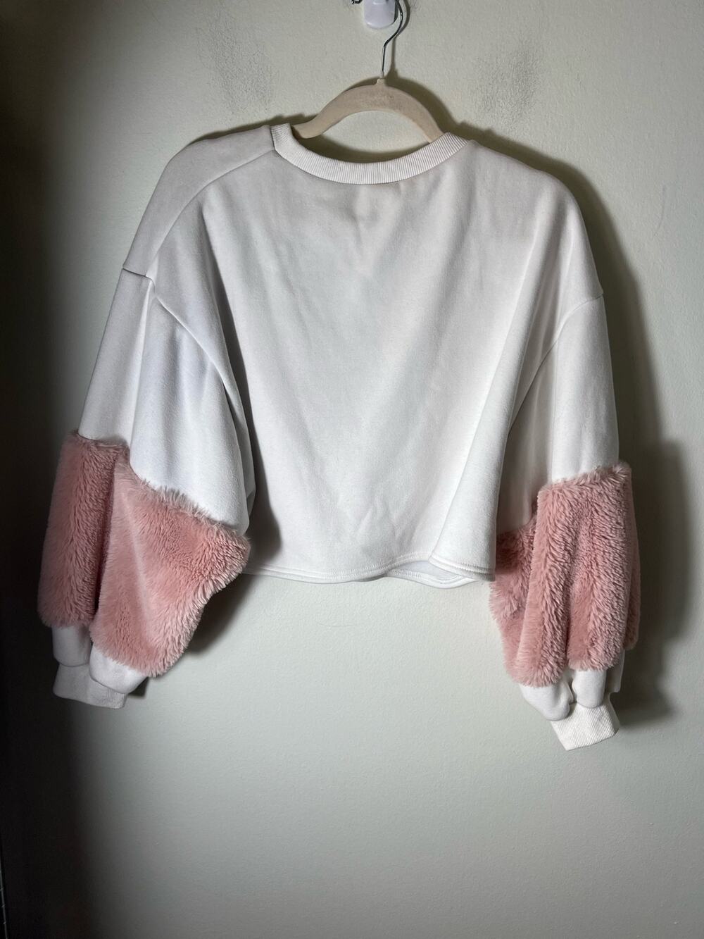 BlueBlush White Cropped Sweatshirt Size Small